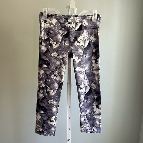 Fabletics Pants - Fabletics Abstract Print 3/4 Length Athletic Leggings